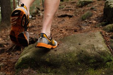 Wanderer im Wald - Blick auf Schuhe